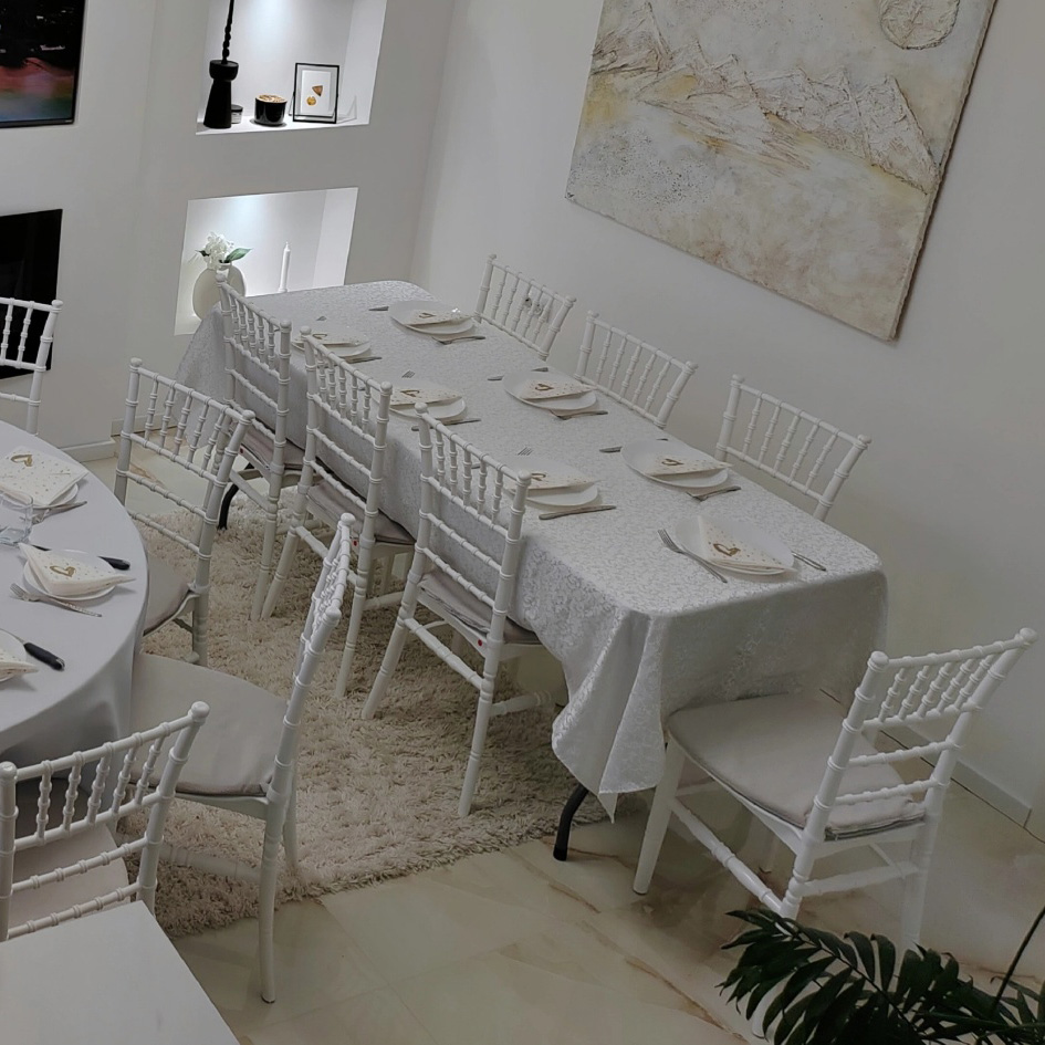 Pravougaoni sto sa stolnjakom