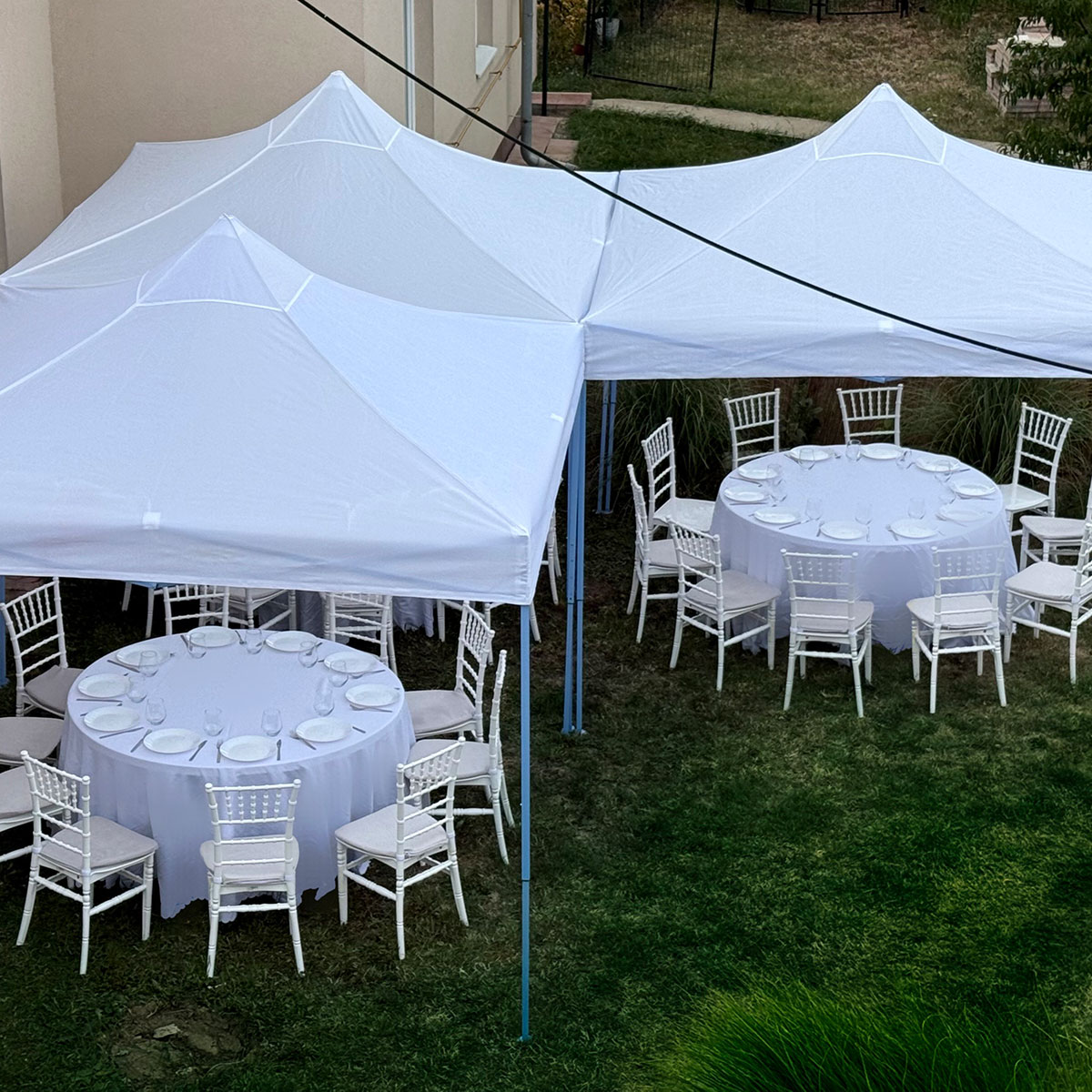 Okrugli sto sa stolnjakom