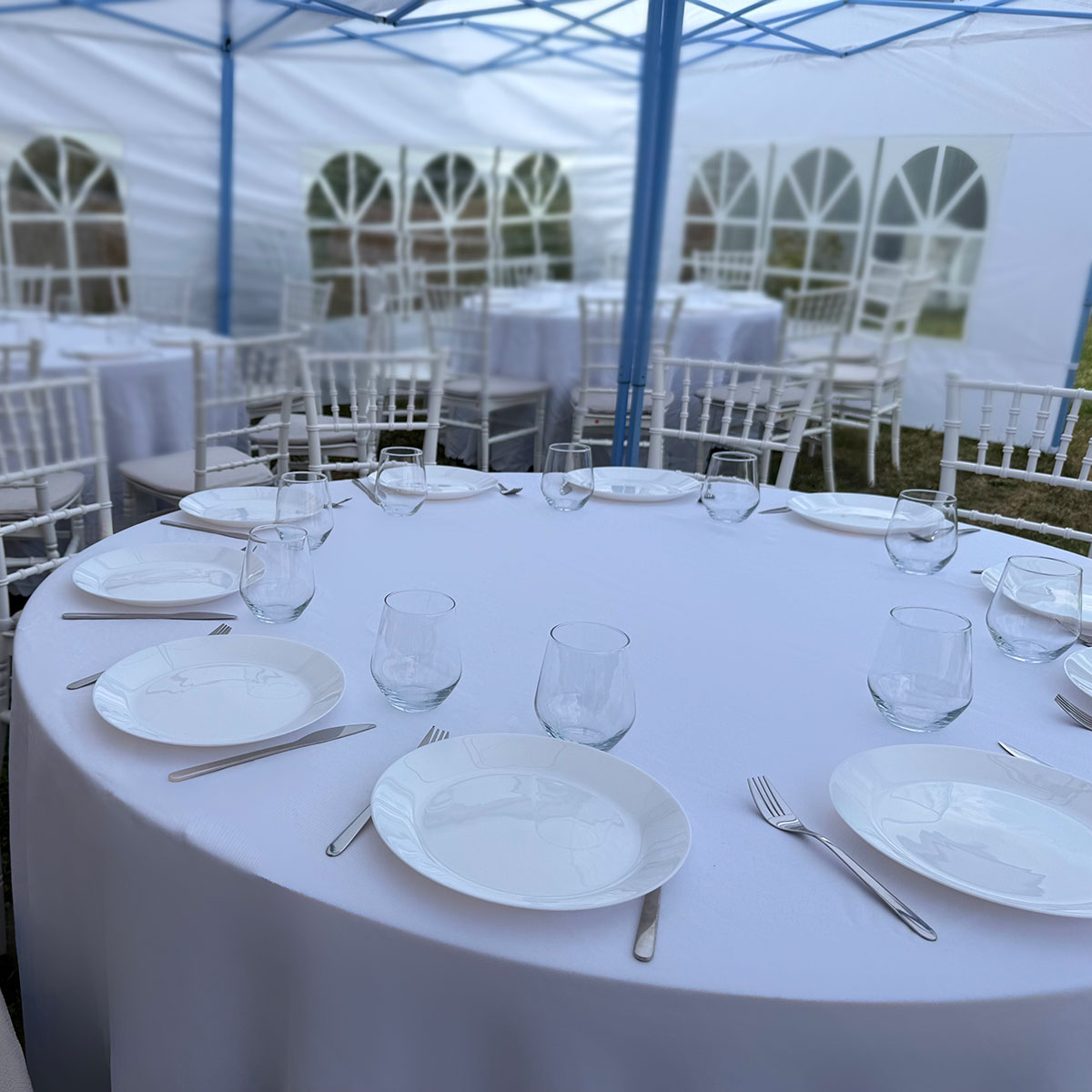 Okrugli sto sa stolnjakom